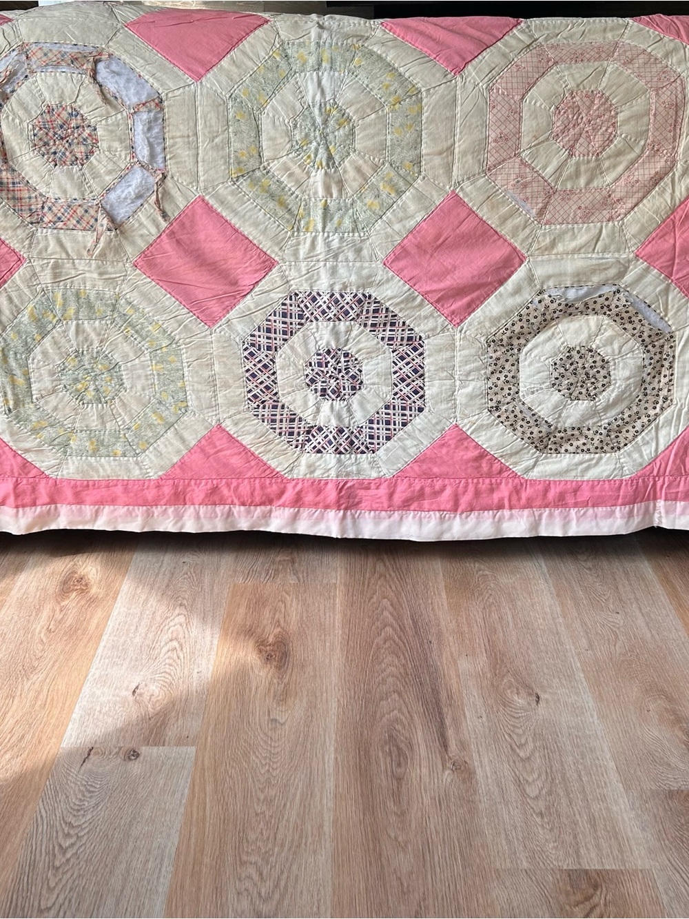 Vintage Handmade Dresden Plate Quilt